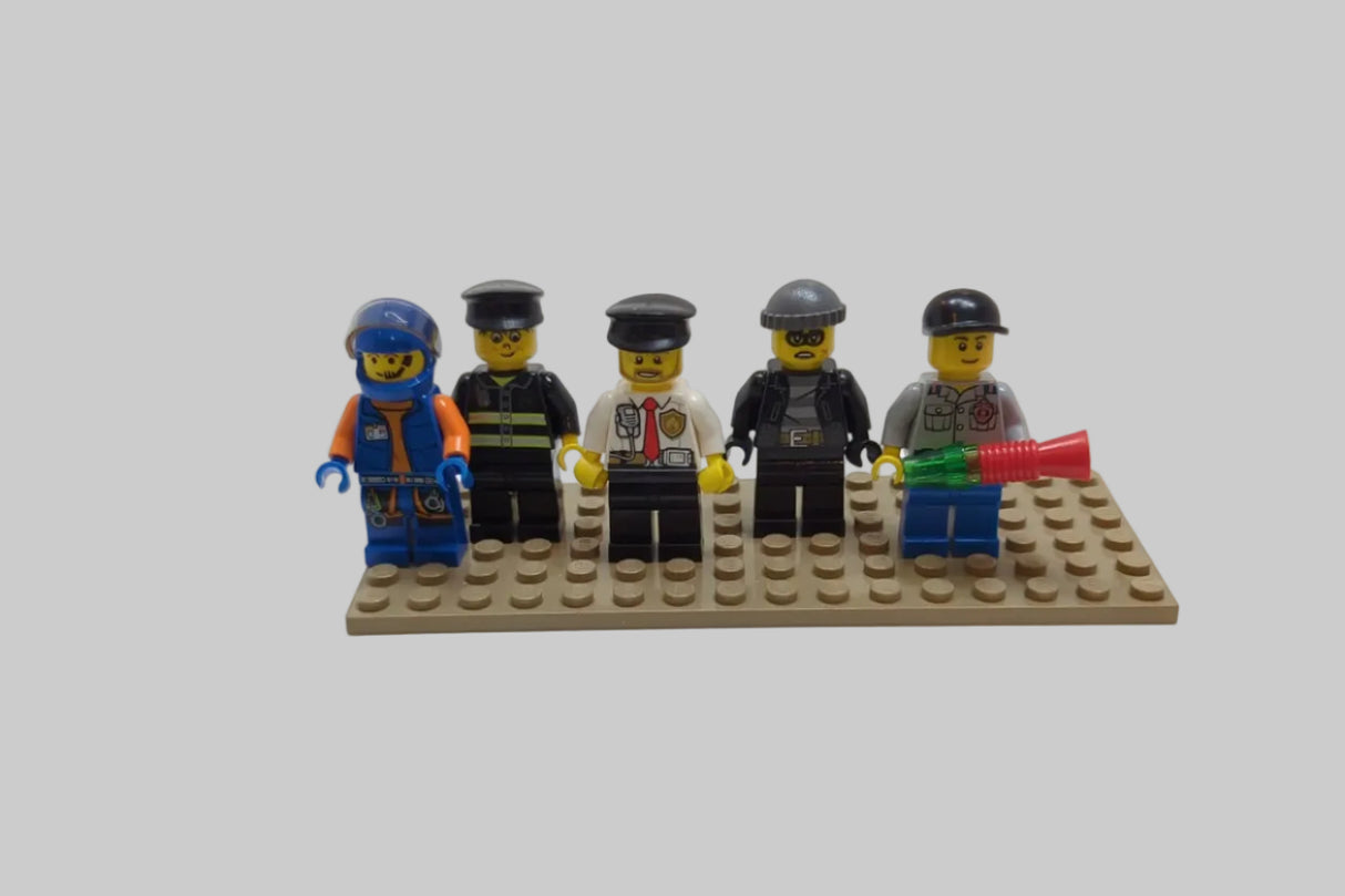 Bunte Tüte mit diesen 5 Minifiguren aus dem Bereich City cty101