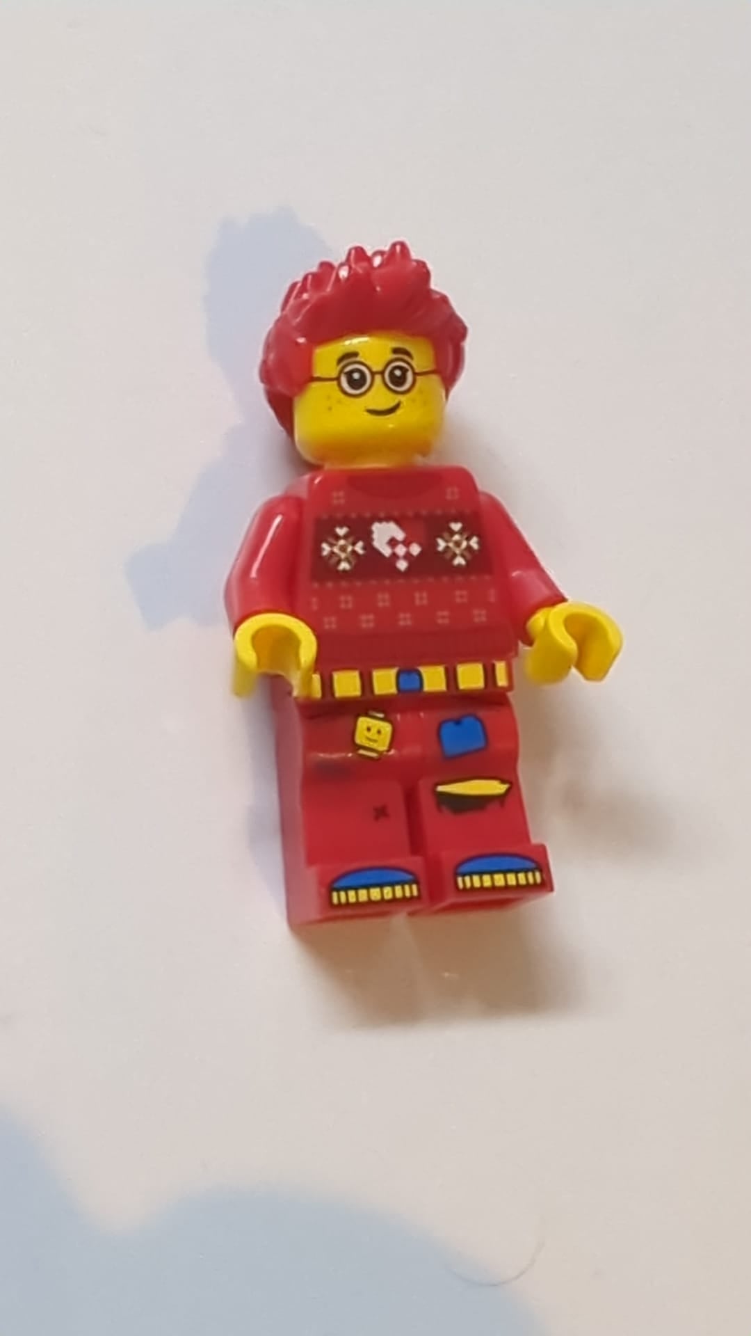 NEU Minifigur roter Junge mit Brille und Lego Hose, Winterpulli