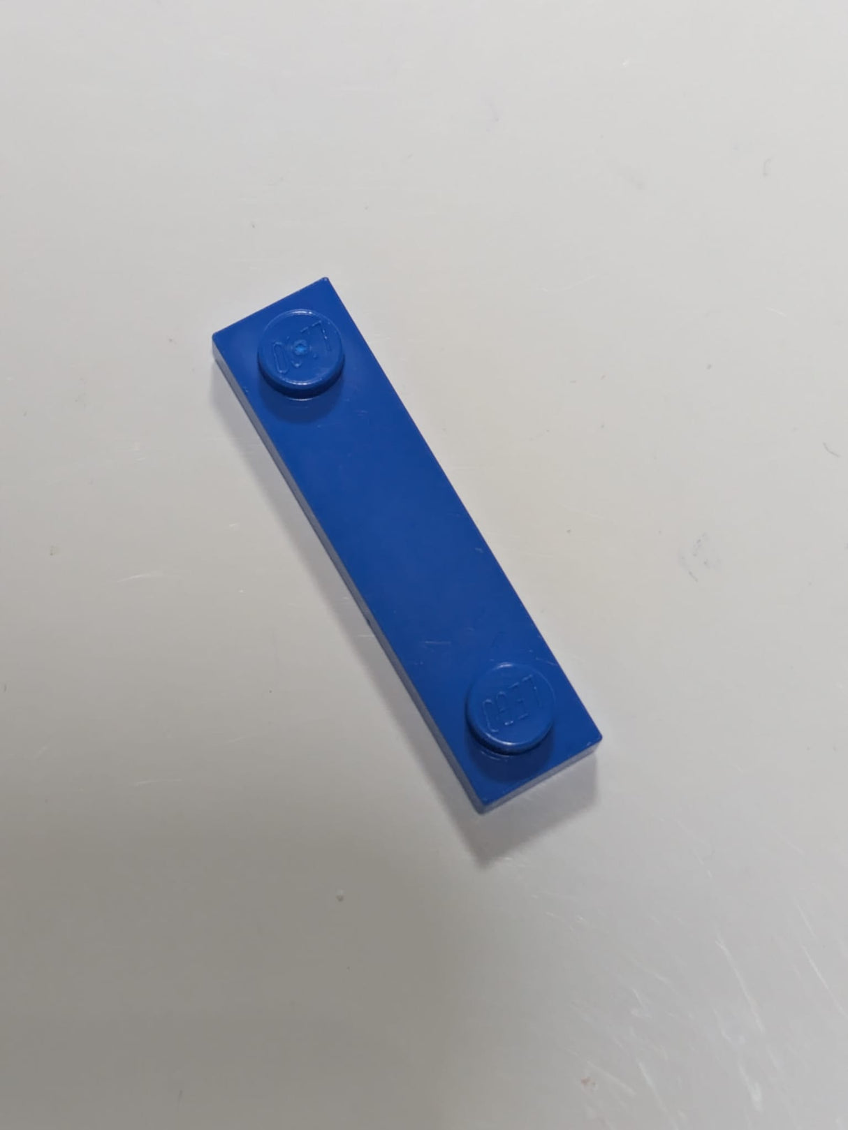 1x4 modifizierte Fliese mit Nut mit 2 Noppen außen blau
