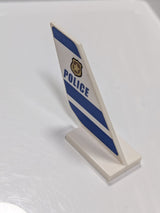Heckteil mit „POLICE“-Schriftzug, Abzeichen und blauem Streifenmuster auf beiden Seiten (Aufkleber) – Set 60138 weiß