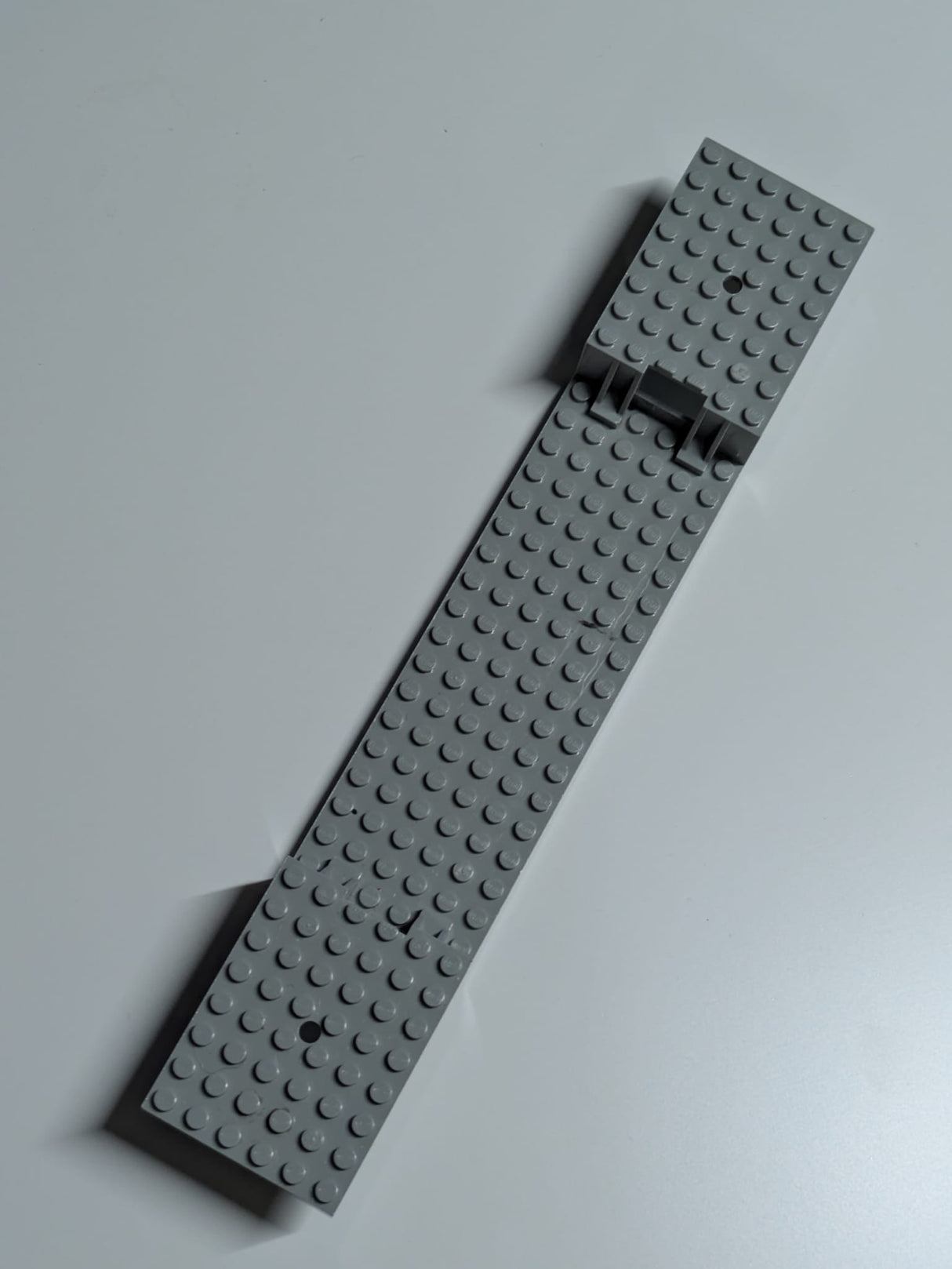 Zugbasis 6 x 34 Split-Level mit Bodenträgern und Loch an jedem Ende althellgrau