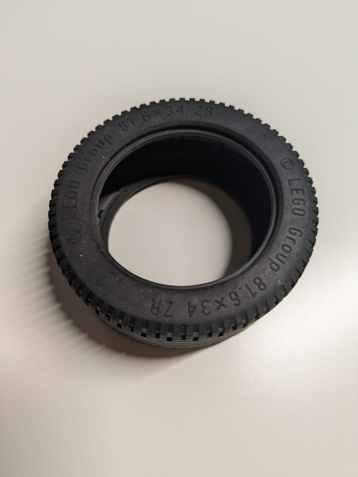 Reifen 81,6x34 ZR Technic mit geradem Profil schwarz