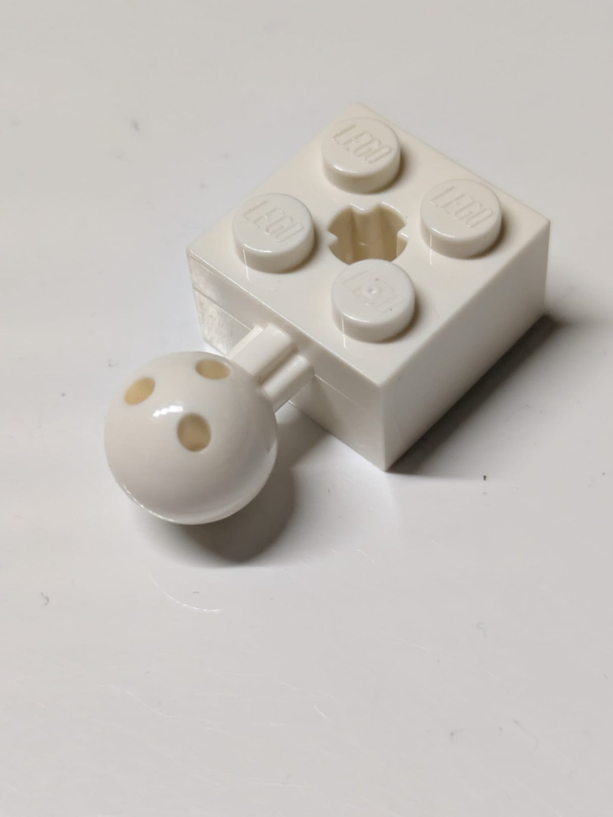 2x2 Technik modifizierter Stein mit Ball (mit 6 Löchern) und Kreuzloch weiß
