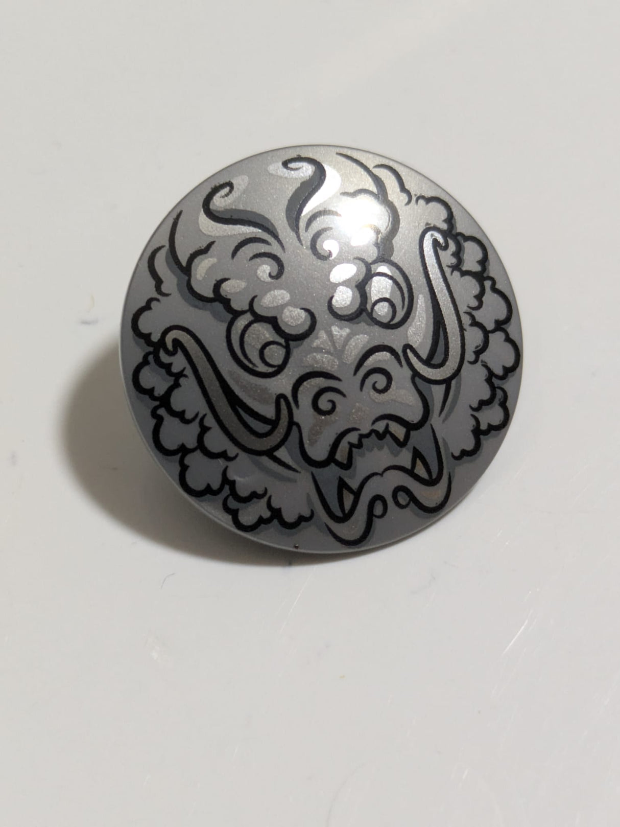 Minifigur, Schild (rund/gewölbt) mit schwarzem und silbernem Ninjago-Drachenkopf-Muster pearlsilber