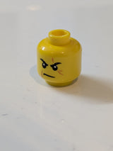 Minifigur, Kopf mit schwarzen Augenbrauen, dunkeloranger Narbe über dem linken Auge, Wangenlinie und Kinn grübchen in Nougat sowie grimmigem Gesichtsausdruck gelb