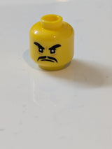 Minifigur, Kopf mit schwarzen, dicken Augenbrauen und Schnurrbart, wütender Gesichtsausdruck gelb