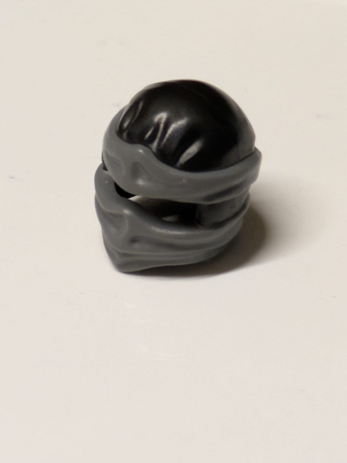 Kopfbedeckung Ninjago Wickeltyp 2 mit geformten dunkelgrau-blauen Wickeln und Knotenmuster neudunkelgrau