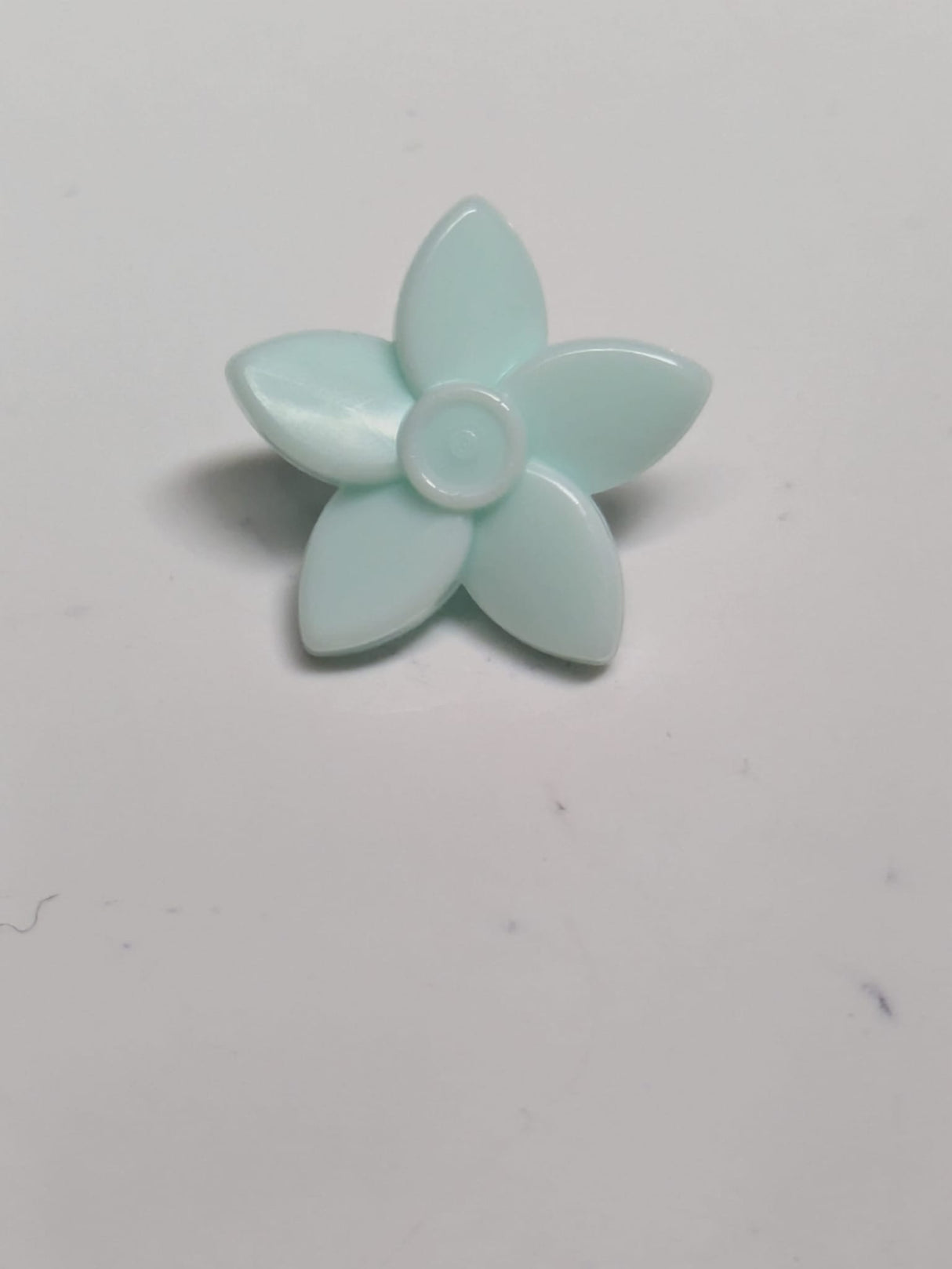 NEU Haarschmuck-Accessoire: Blume mit spitz zulaufenden Blütenblättern und kleiner Stecknadel hellaqua