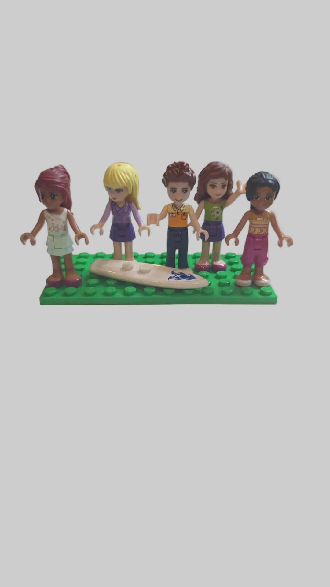 Bunte Tüte mit diesen 5 Minifiguren aus dem Bereich Friends frnd28
