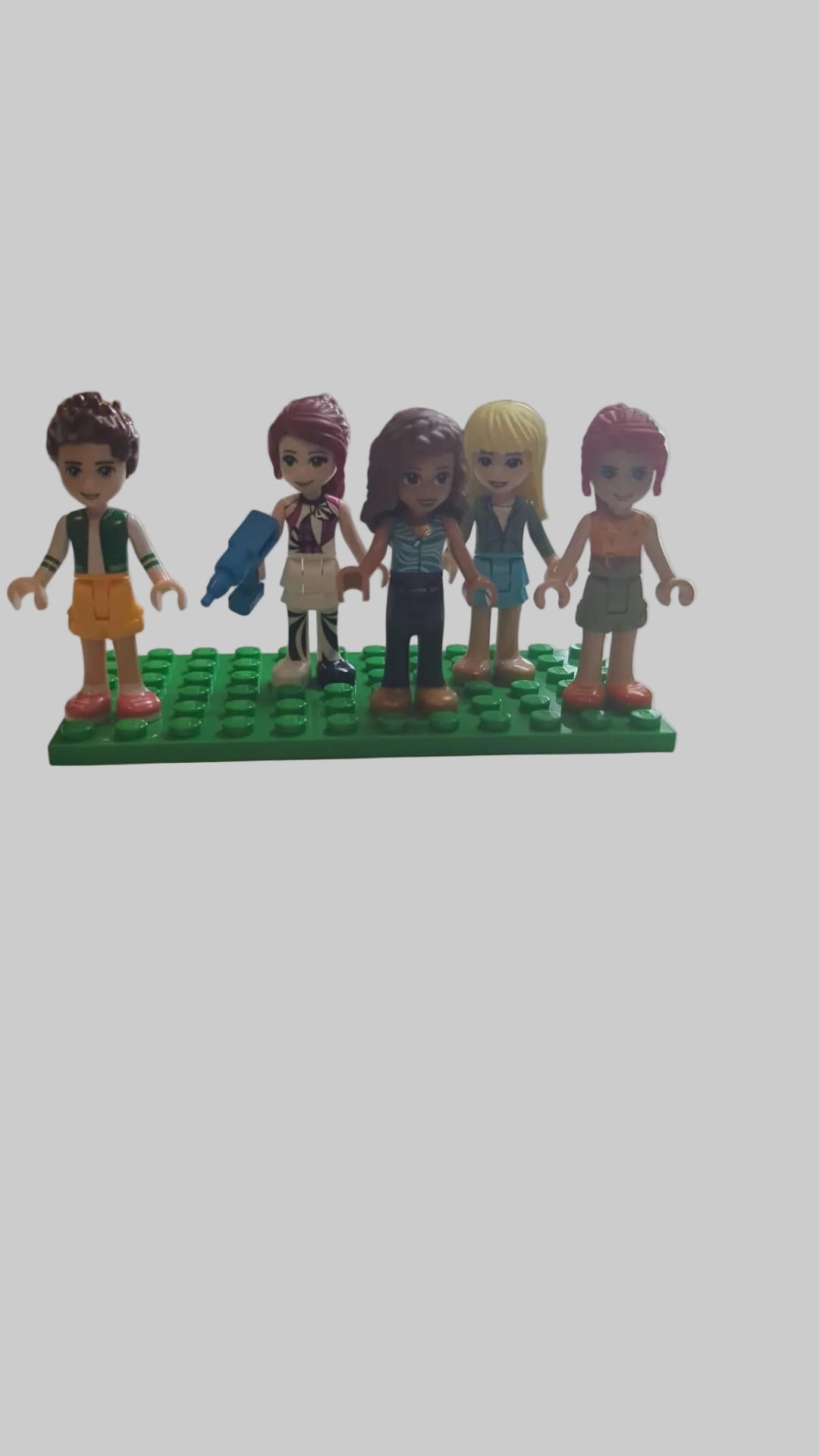 Bunte Tüte mit diesen 5 Minifiguren aus dem Bereich Friends frnd36