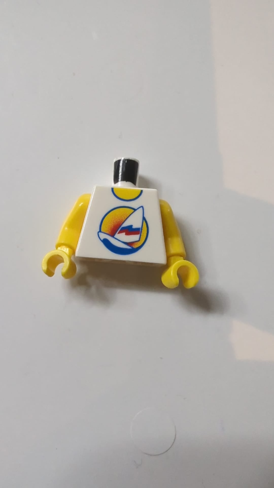 Oberkörperlanges Shirt mit langem Surfbrett und Segel auf blauem Wasser im Kreis-Sonnenuntergangslogo, gelbes Halsmuster / gelbe Ärmel / gelbe Hände weiß