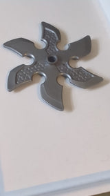 Technic Kreissägeblatt mit Stiftloch und sechs Zähnen „Großer Shuriken-Wurfstern“ pearlsilber