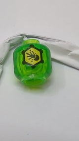 Minifigur, Kopf ohne Gesicht mit gelbem Sechseck mit schwarzer Umrandung und Explosions kugelmuster auf beiden Seiten transparent knallgrün neon-grün