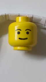 Minifigur, Standard-Grinsen, schwarze Augenbrauen, dicker Mund gelb