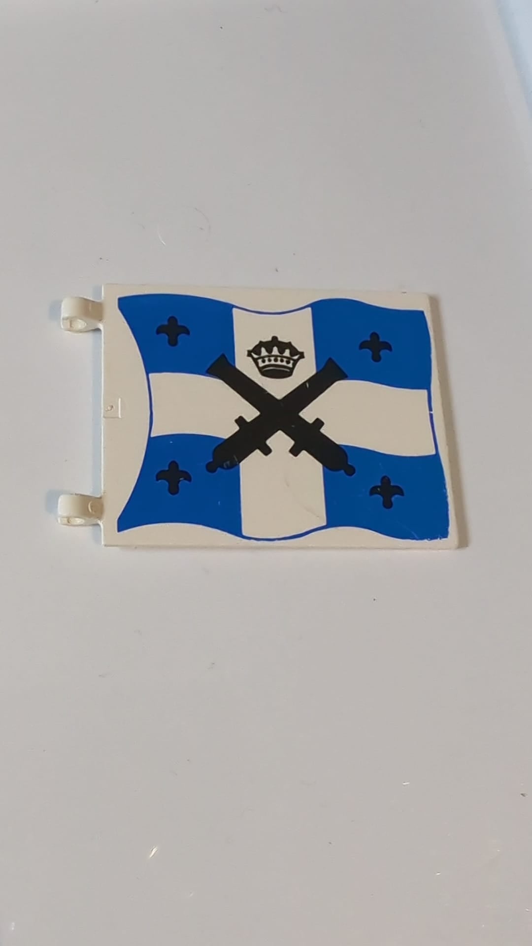 6x5 Flagge  mit gekreuzten schwarzen Kanonen und Krone mit schwarzen Punkten auf blau-weißem Kreuzmuster auf beiden Seiten weiß