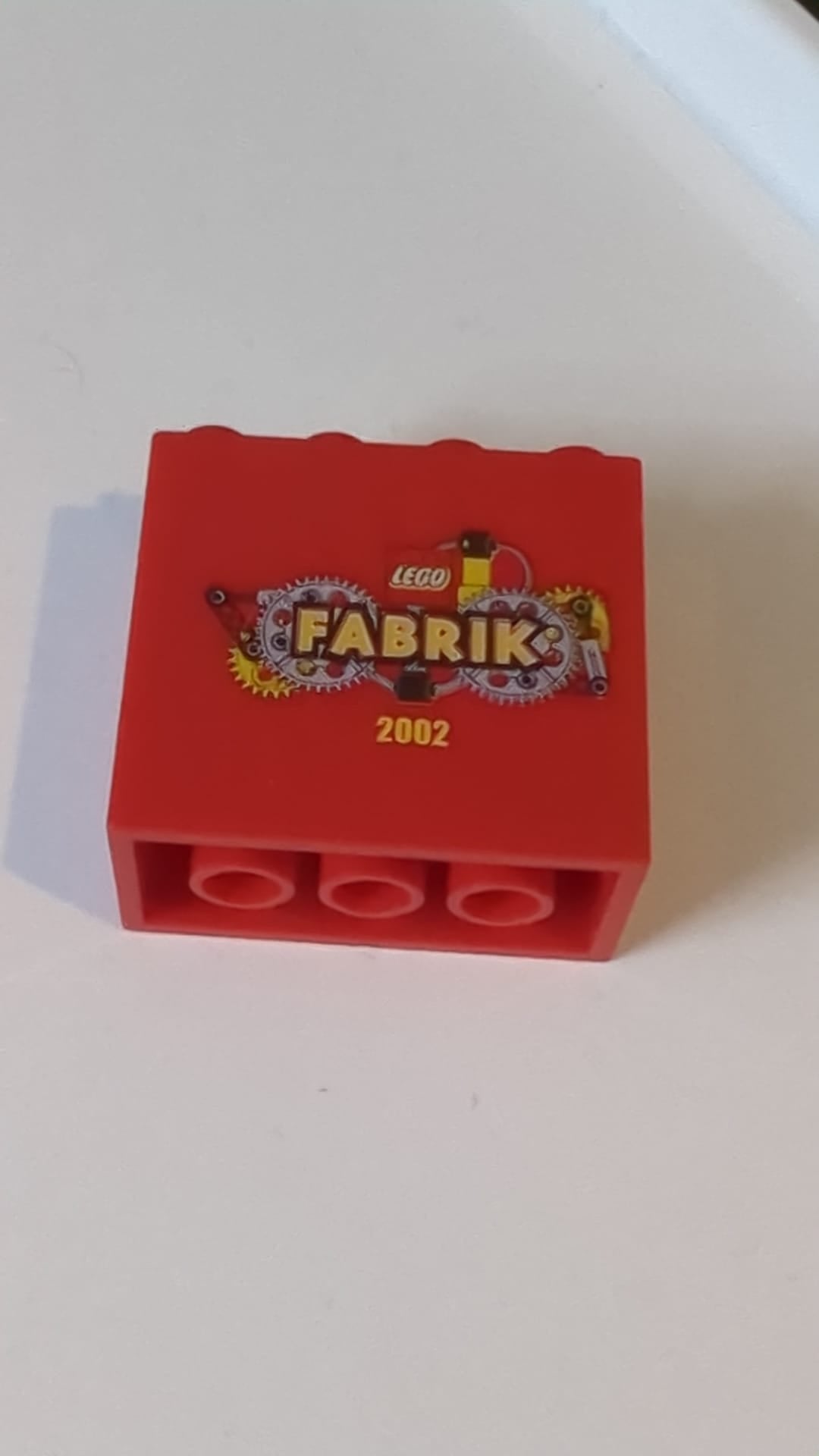 2x4x3 Stein mit LEGO Fabrik 2002 Muster rot
