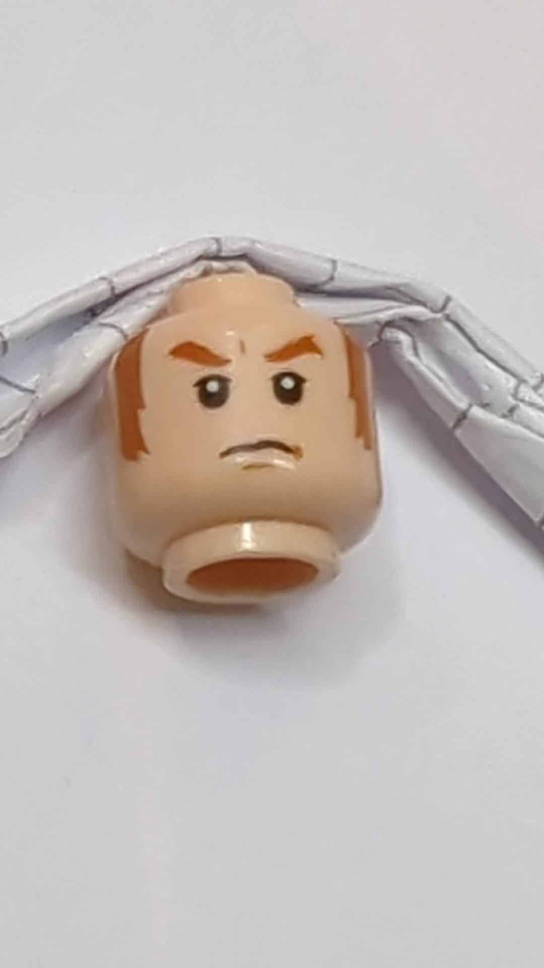 Minifigur, Kopf: Dunkelorangefarbene Augenbrauen und Koteletten, weiße Pupillen, Stirnrunzeln hellnougat (fleischfarben)