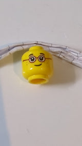 NEU Minifigur, Kopf: Kind, schwarze Augenbrauen, einzelne Wimpern, Brille mit rotem, rundem Rahmen, Sommersprossen, schiefes Grinsen gelb