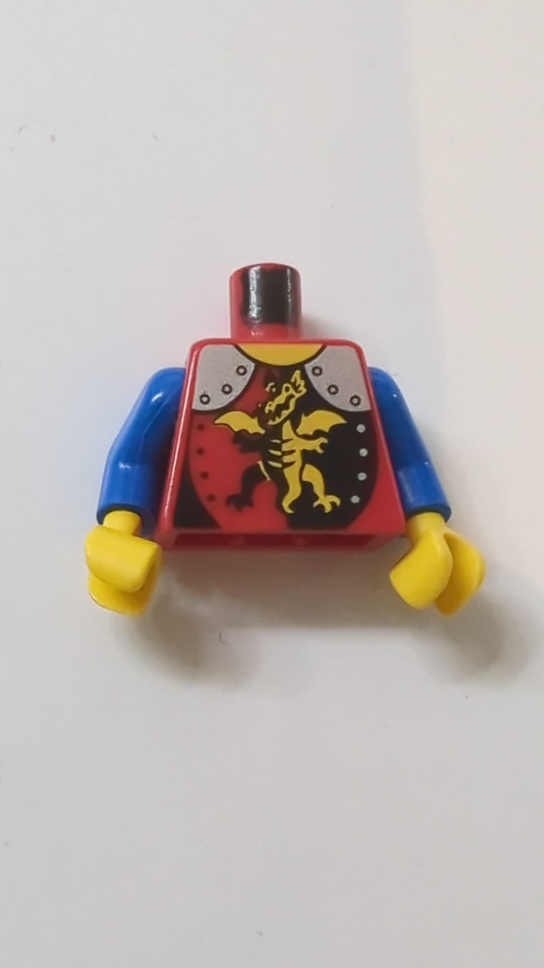 Torso-Burgrüstung mit stehendem Drachen und silbernen Schultern, gelbem Halsmuster / blauen Armen / gelben Händen rot