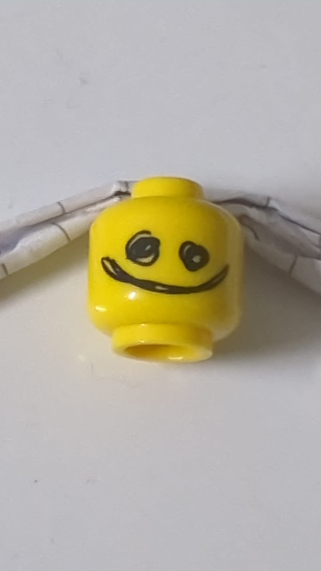 Minifigur, Kopf, doppelseitige silberne Sonnenbrille mit vertikalen Linien / Gekritzel-Gesichts-Lächeln gelb