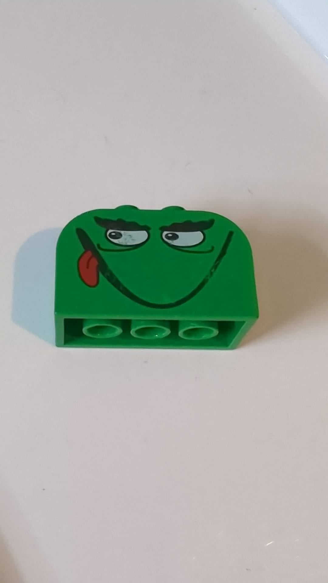 4x2x2 Schräge, gebogene  Doppelplatte mit 4 Noppen und einem lächelnden Monstergesicht mit Zungenmuster grün