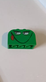 4x2x2 Schräge, gebogene  Doppelplatte mit 4 Noppen und einem lächelnden Monstergesicht mit Zungenmuster grün