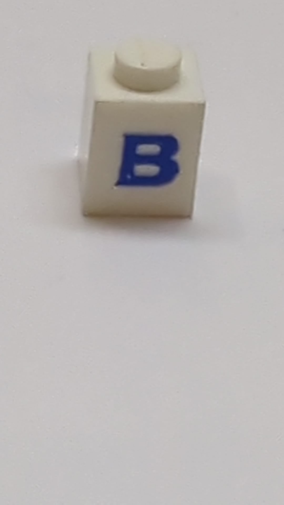 1x1 Stein mit blauem Großbuchstaben B Muster Serif Schriftart weiß