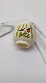 Minifigur, Kopf: Alien Ninjago, rote Augen, hängendes rechtes Auge und Mund, olivgrüne Streifen, gelbes Zahnmuster weiß