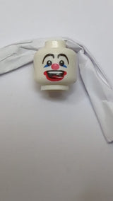 Minifigur, Kopf: Schwarze, lange, geschwungene Augenbrauen, blauer Lidschatten, rote Clownsnase und aufgemalte Lippen, breites, offenes Lächeln mit sichtbaren oberen Zähnen und Zungenmuster weiß