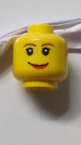 Minifigur, Kopf, weiblich, rötlich-braune, dünne Augenbrauen, schwarze einzelne Wimpern, rote Lippen, breites Grinsen gelb