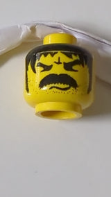 Minifigur, Kopf, dichter, wütender Schnurrbart, langes Haar und Stoppelmuster gelb