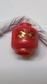 Minifigur, Kopf goldene Augenbrauen, Mund und Augen mit dunkelrotem und goldenem Flammenmuster "Kai" rot