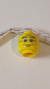Minifigur, Kopf mit dichten, buschigen, dunkelblaugrauen Augenbrauen, silberne runde Brille, mittelbraune Wangenfalten, Grübchen am Kinn und Stirnfalten, neutrales Muster gelb