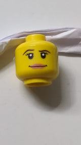 Minifigur, weiblicher Kopf mit rosa Lippen, dünnen braunen Augenbrauen und weißen Pupillen gelb