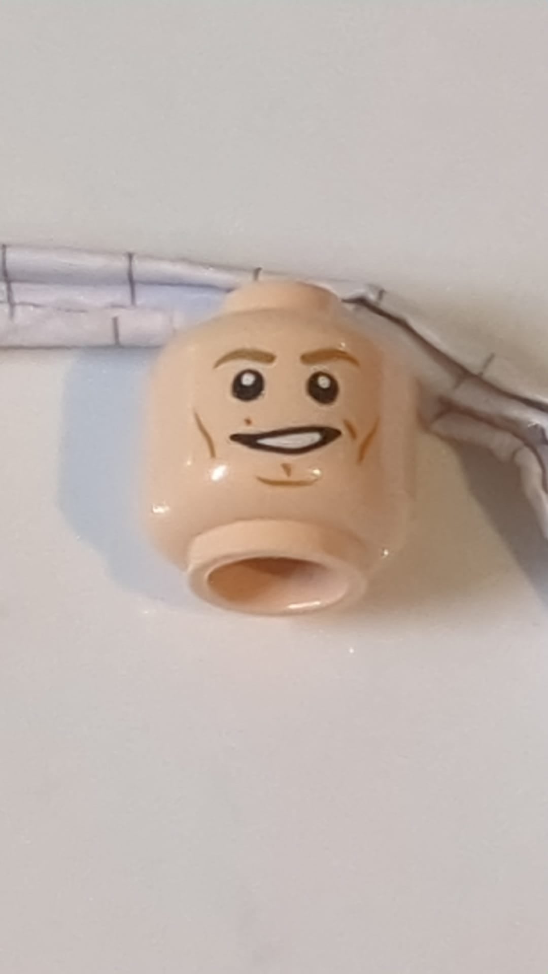 Minifigur, Kopf, doppelseitig, dunkelbraune Augenbrauen, weiße Pupillen, Wangenfalten, Lächeln-/Grinsemuster „SW Luke Skywalker“ hellnougat (fleischfarben)