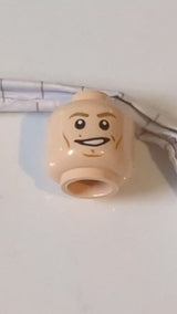 Minifigur, Kopf, doppelseitig, dunkelbraune Augenbrauen, weiße Pupillen, Wangenfalten, Lächeln-/Grinsemuster „SW Luke Skywalker“ hellnougat (fleischfarben)