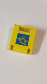 2x2x2 Behälter, Box Tür mit Schlitz mit Mail Horn Logo auf blauem Quadratmuster gelb