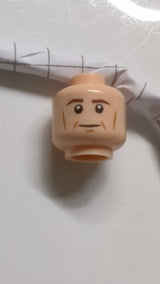 Minifigur, Kopf: Dunkelbraune Augenbrauen, mittelbraune Wangenfalten, Grübchen und Kinngrübchen, neutrales Muster hellnougat (fleischfarben)