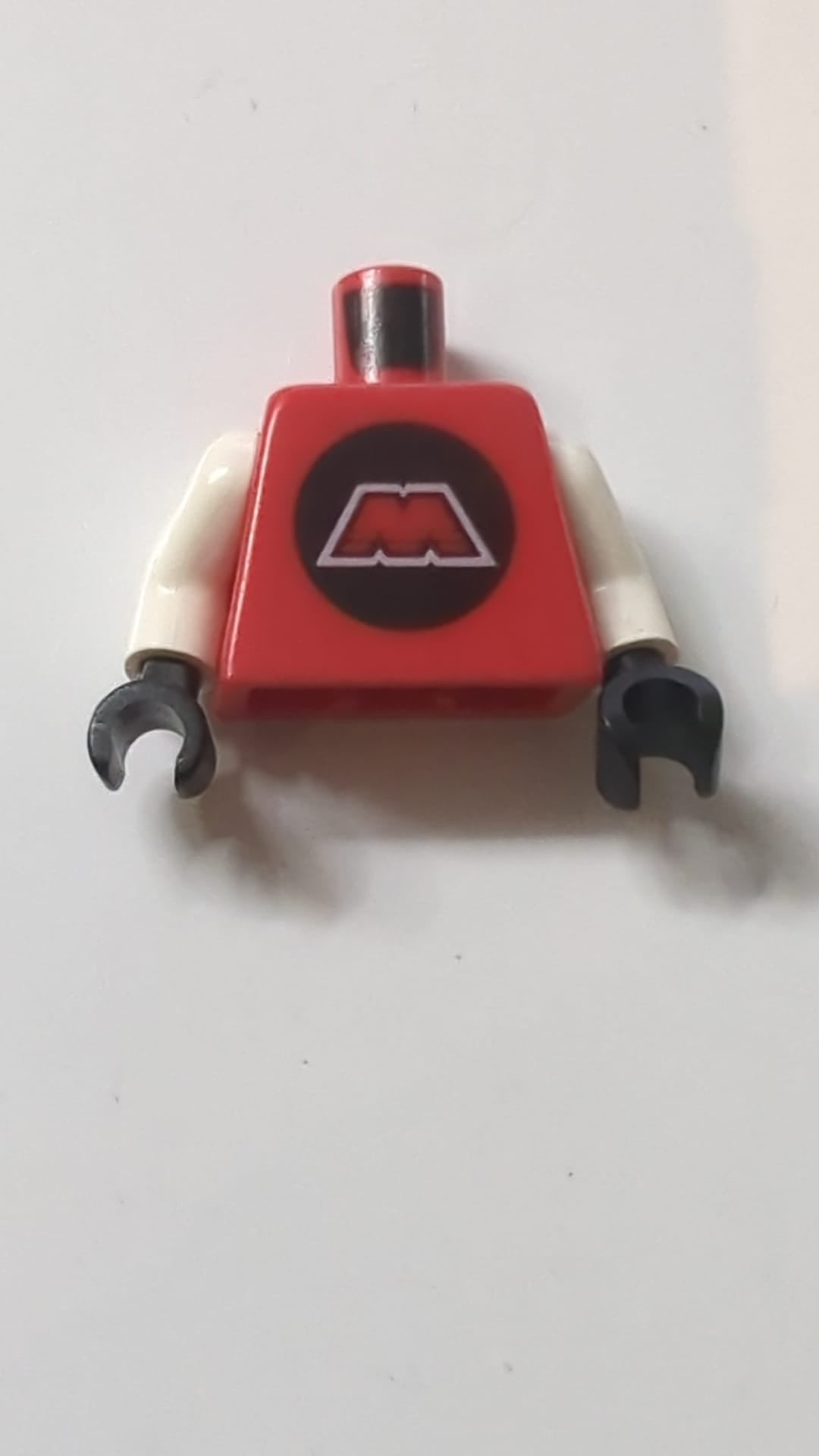Torso Space M:Tron Logo Großbuchstabe M mit weißem Rand auf schwarzem Kreismuster / Weiße Arme / Schwarze Hände rot