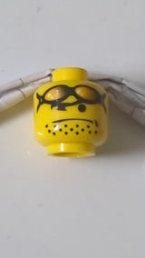 Minifigur, Kopf mit Brille und orangefarbener Sonnenbrille auf der Stirn, Stoppelmuster gelb