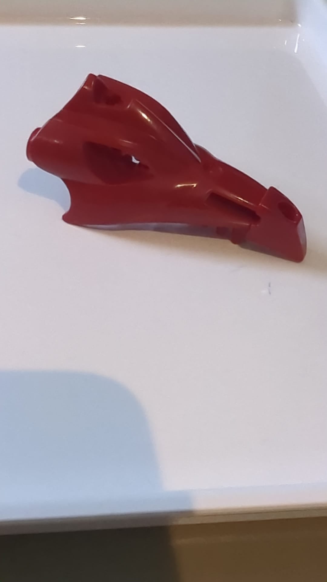 Wikinger-Drachenkopf mit Schnabel dunkelrot