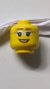 Minifigur, weiblicher Kopf mit Brille (silbernes Gestell), rotbraunen Augenbrauen und Wimpern, nougatfarbenen Lippen und offenem Mund mit sichtbaren Zähnen gelb