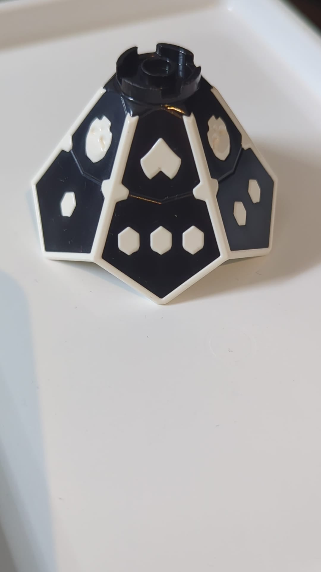 Ninjago-Spinner mit sechseckigen Punkten, Herzen und Totenköpfen sowie geformten schwarzen Seiten und Bodenmuster weiß