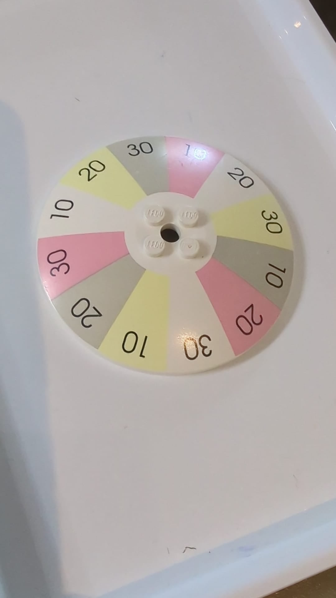 8x8 Satellitenschüssel Inverted „Radar“-Antenne – Massive Noppen mit schwarzen 10, 20 und 30 auf dem Wheel of Fortune-Muster weiß