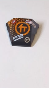 4x3 Keil Dreifach gebogen, ohne Noppen, mit orangefarbenem Ninjago-C-Symbol im Kreis, orangefarbenen Punkten, „ninja“ und „ninjago“-Muster schwarz