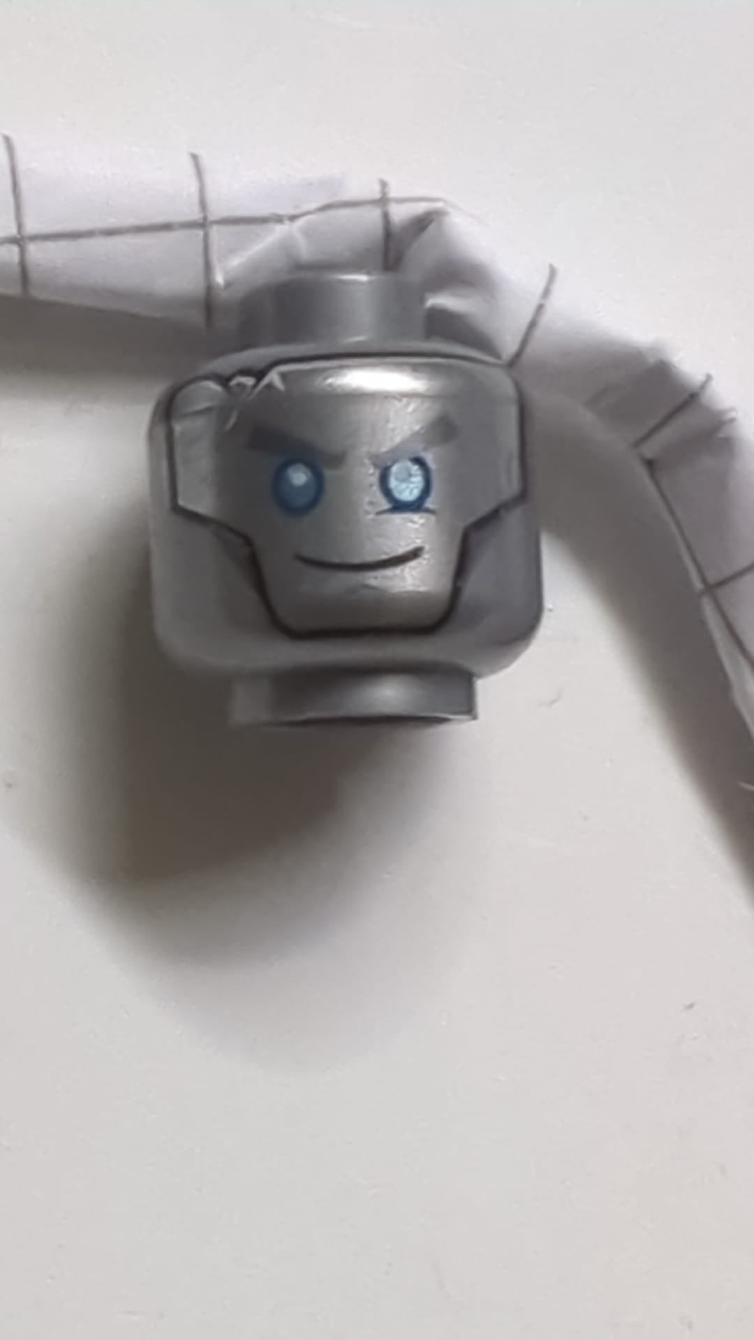 Minifigur, Alienkopf mit Roboter-Silberkopf, blauen Augen, grauen Augenbrauen und Riss, Kreismuster auf dem Rücken dunkles pearlsilber