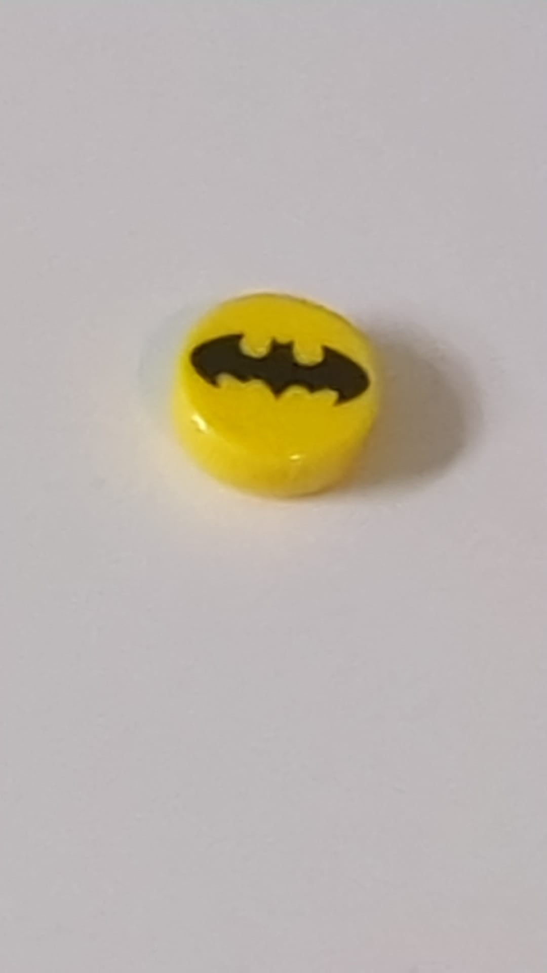 1x1 Fliese, rund mit schwarzem Batman-Logo-Muster (Fledermaus) gelb