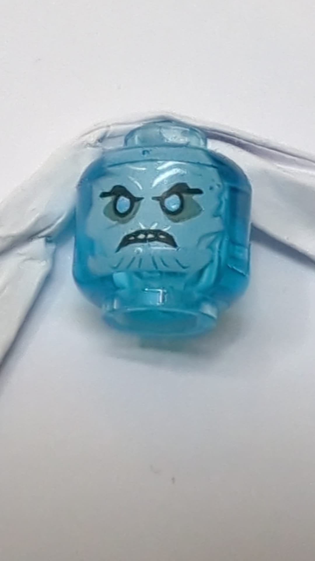 Minifigur, weißes Gesicht, schwarze Augenbrauen, hellblaue Augen, finsterer Blick, nach hinten gekämmter Pferdeschwanz transparent hellblau azur
