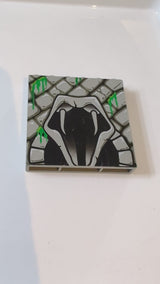 1x6x5 Stein mit Steinen und offenem Schlangenmaul mit Reißzähnen Muster althellgrau