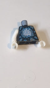 Ninjago-Torso mit dunkelblauen und silbernen Splittern und weißem Ninjago-Logogramm „Eismuster“ / Weiße Arme / Weiße Hände schwarz